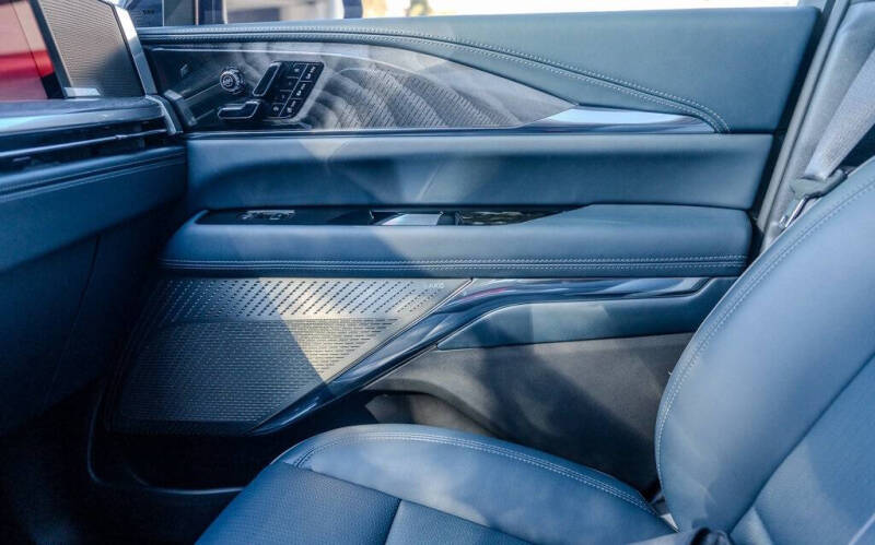 2025 Cadillac Escalade IQ Luxury 2