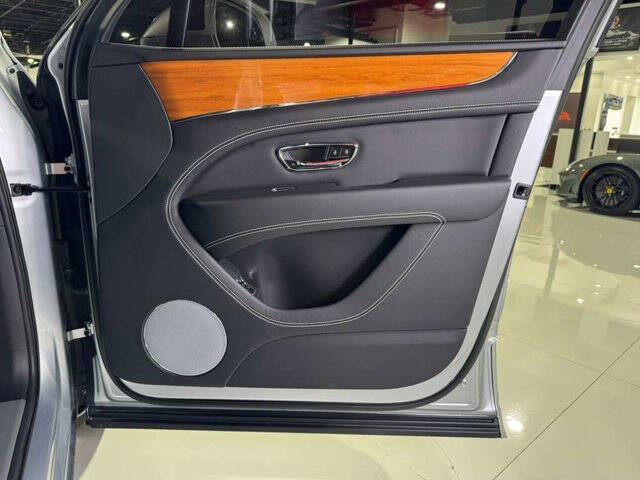 2023 Bentley Bentayga EWB V8