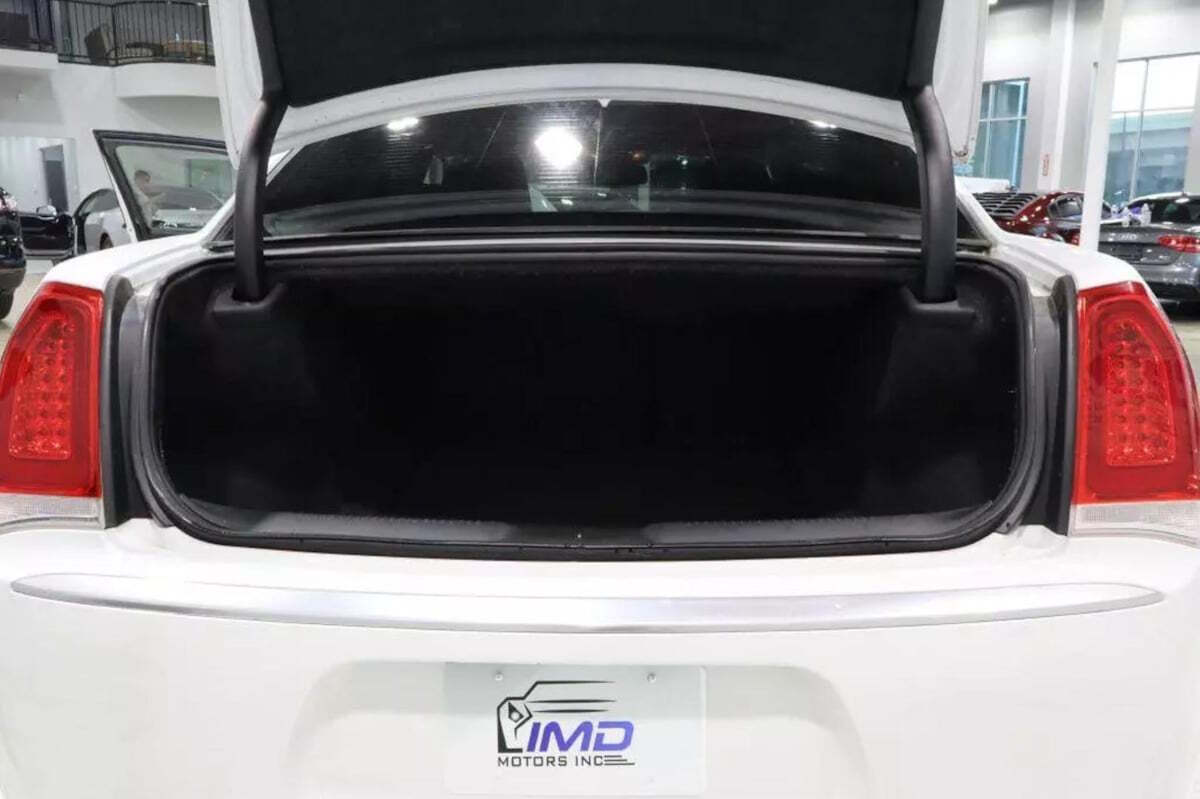 2019 Chrysler 300 for sale at IMD MOTORS, INC in Dallas, TX