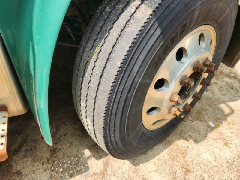 2006 Freightliner M2 106