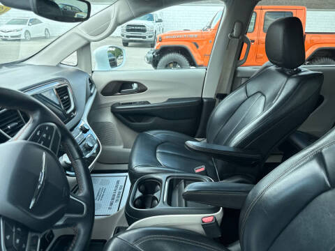 2017 Chrysler Pacifica Touring-L