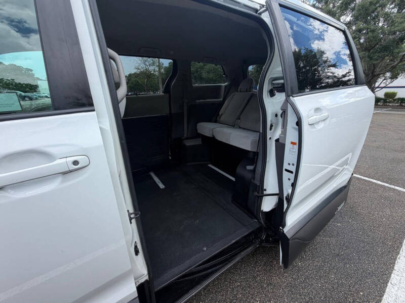2020 Toyota Sienna LE Mobility 7-Passenger