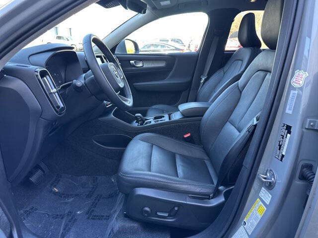 2025 Volvo XC40 B5 Core Bright Theme