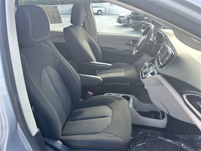 2022 Chrysler Voyager LX