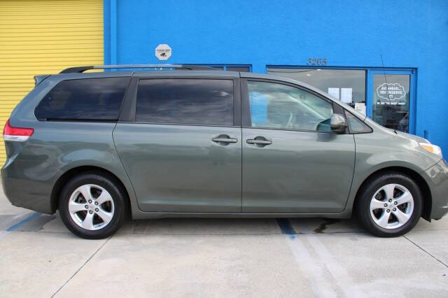2014 Toyota Sienna LE Mobility 7-Passenger