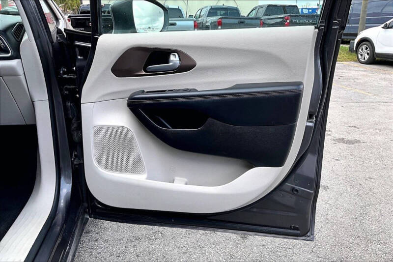 2017 Chrysler Pacifica Touring-L