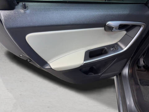 2016 Volvo XC60 T5 Drive-E Platinum