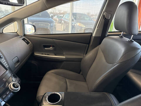 2014 Toyota Prius v Five