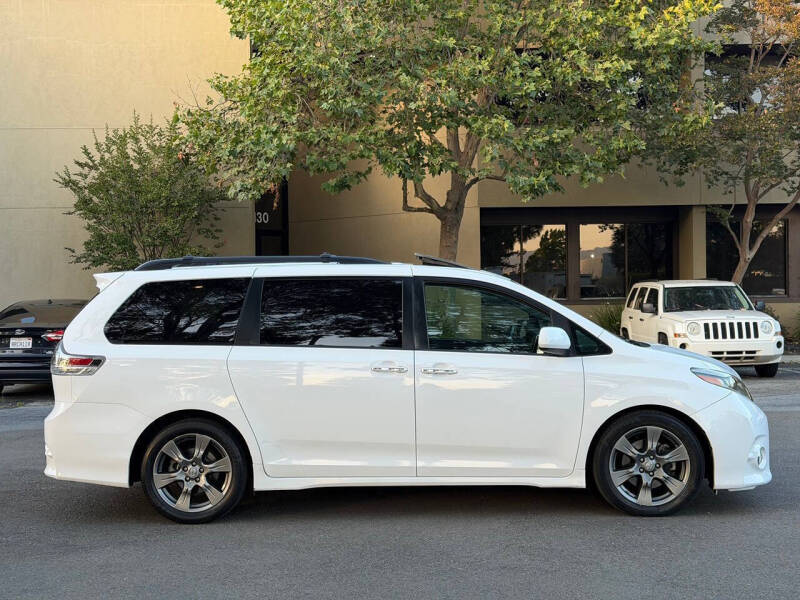 2017 Toyota Sienna SE Premium 8-Passenger