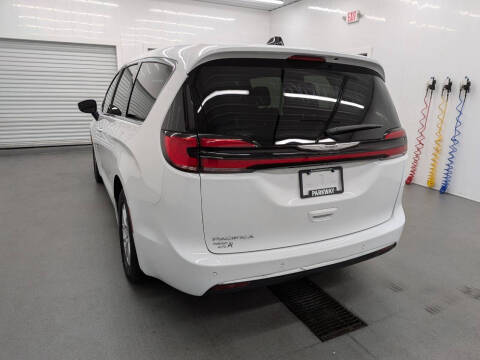 2024 Chrysler Pacifica Touring