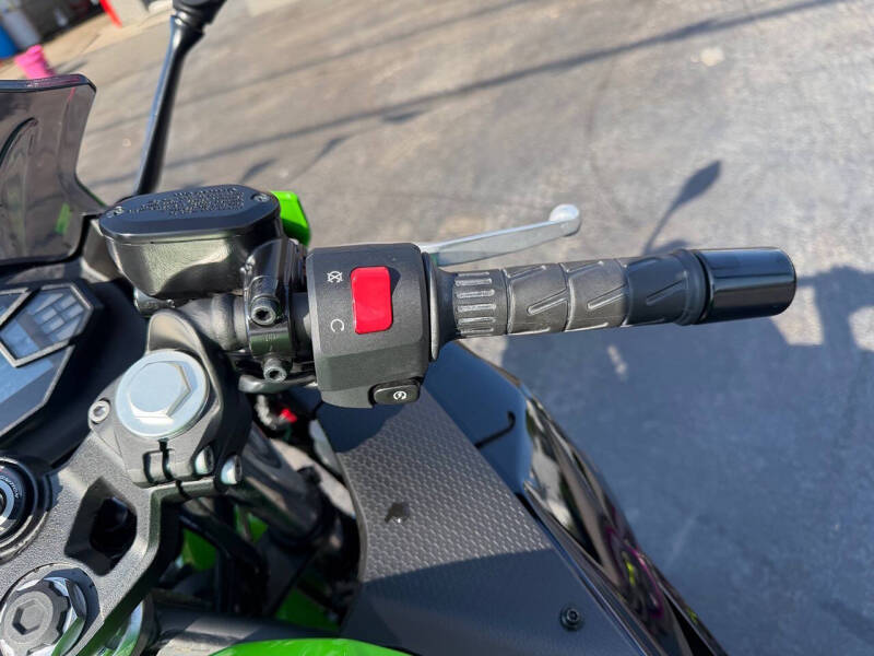 2024 Kawasaki Ninja 500 KRT Edition