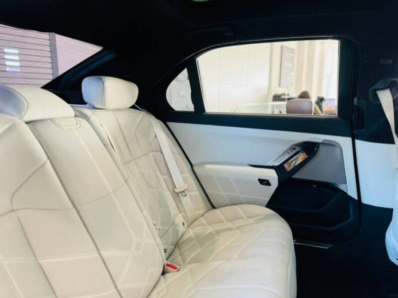 2023 BMW 7 Series 740i