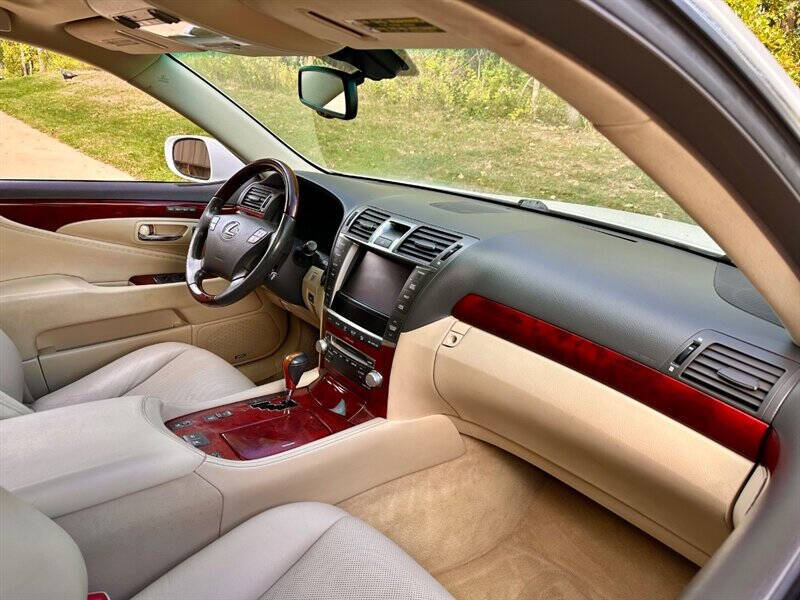 2012 Lexus LS Base photo 18