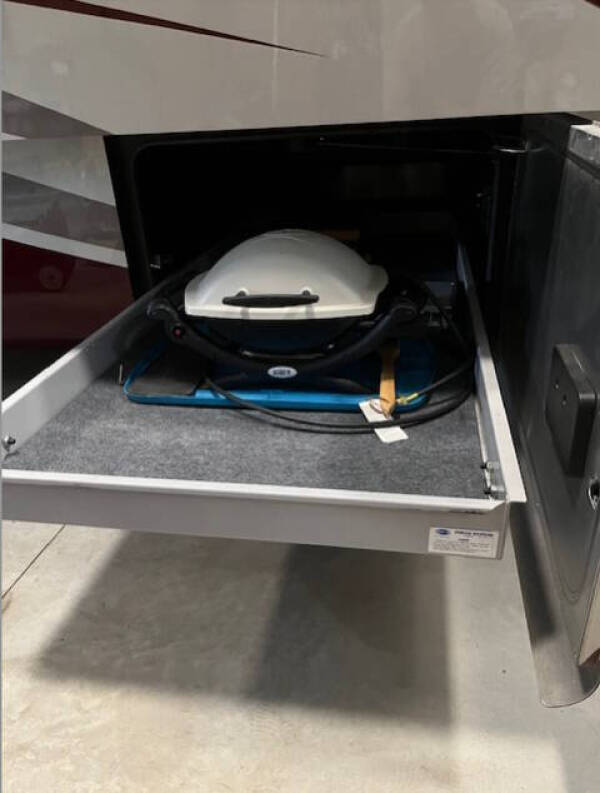 2017 Tiffin Phaeton 40AH