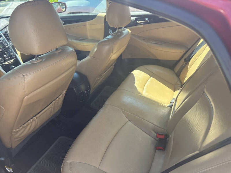 Image 2 of 2013 Hyundai Sonata SE
