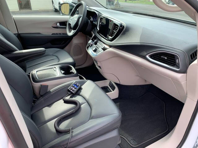 2024 Chrysler Pacifica Touring L