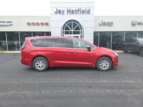 2027 Chrysler Pacifica Select