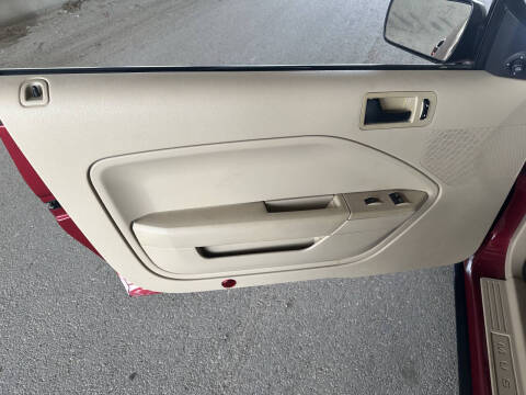 2005 Ford Mustang V6 Deluxe