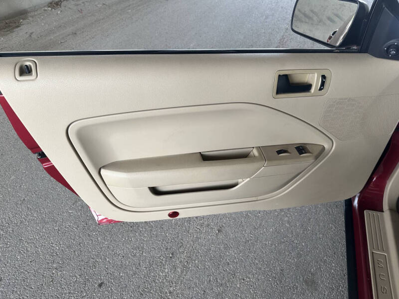 2005 Ford Mustang V6 Deluxe