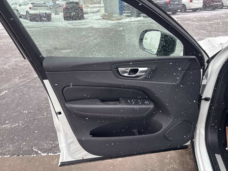 2025 Volvo XC60 B5 Plus Dark Theme