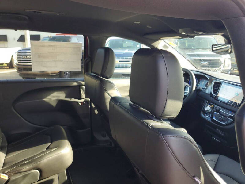 2025 Chrysler Voyager LX