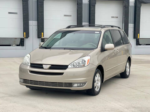 2004 Toyota Sienna for sale at Clutch Motors in Lake Bluff IL