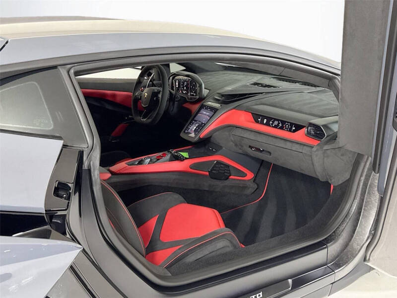 2025 Lamborghini Revuelto