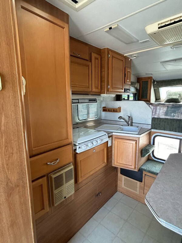 2005 Lance CAMPER 920