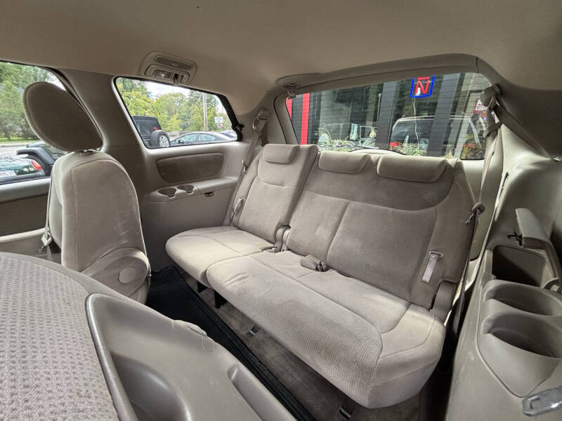 2005 Toyota Sienna LE 7 Passenger