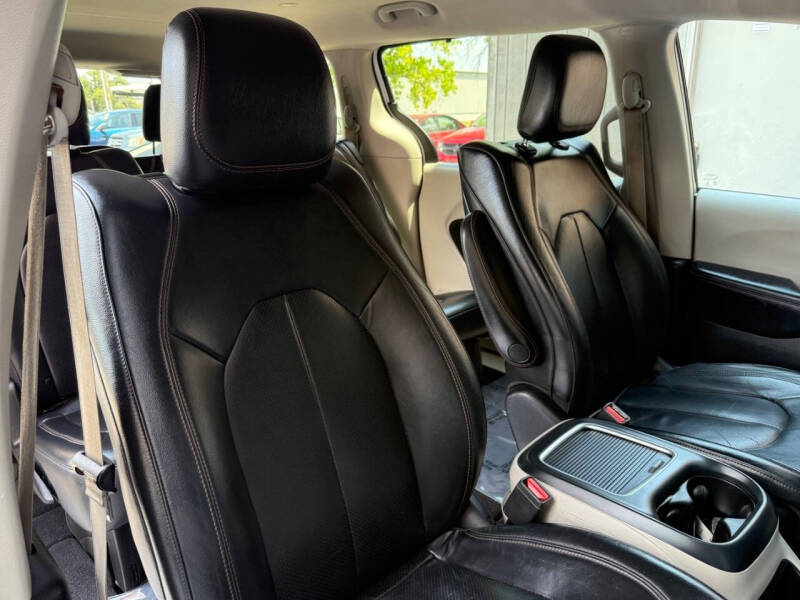 2017 Chrysler Pacifica Touring-L Plus