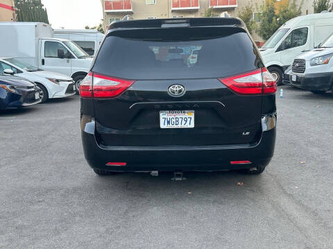 2017 Toyota Sienna LE 8-Passenger