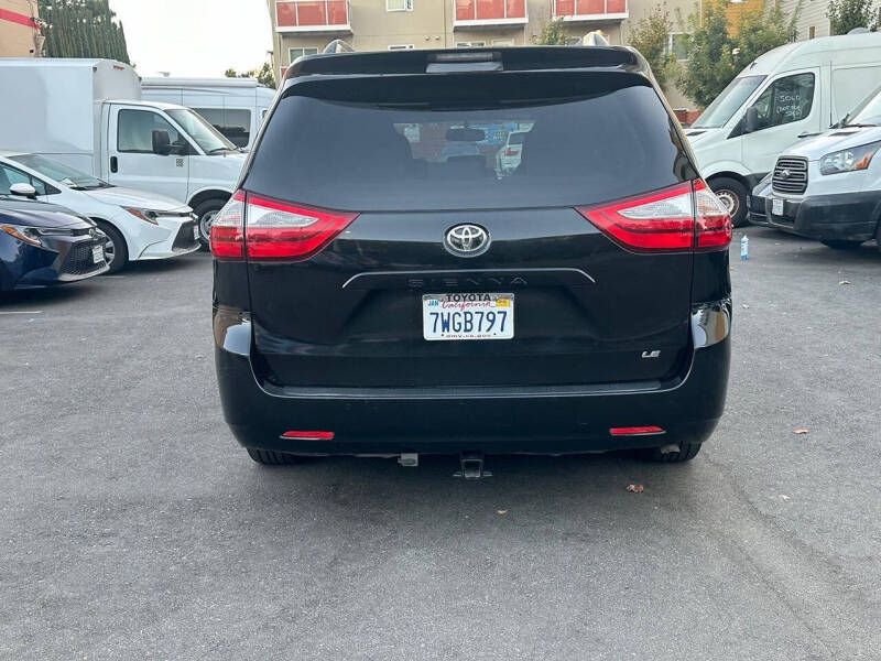 2017 Toyota Sienna LE 8-Passenger