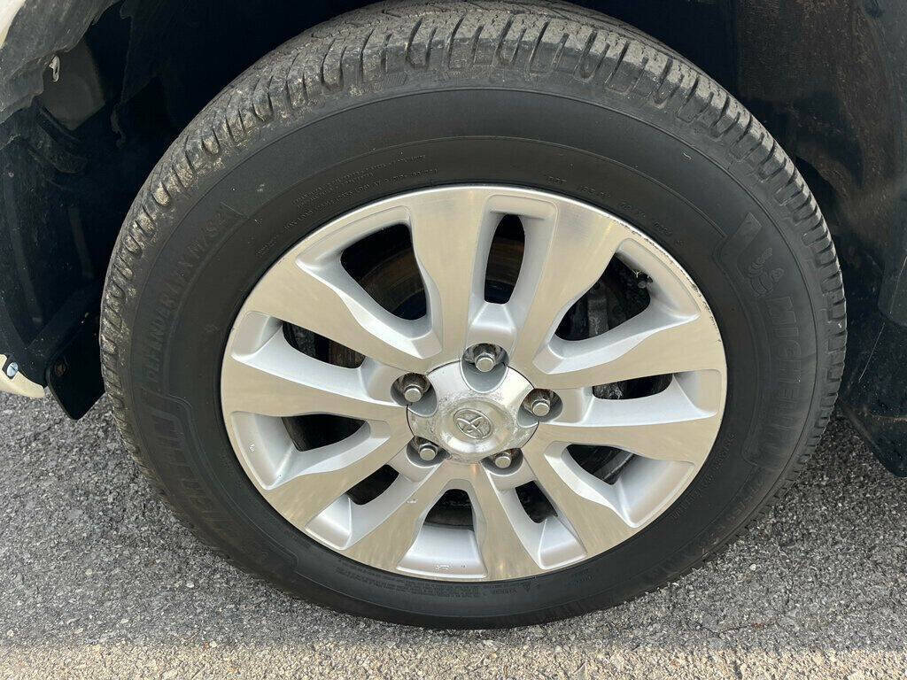 2013 Toyota Sequoia 9