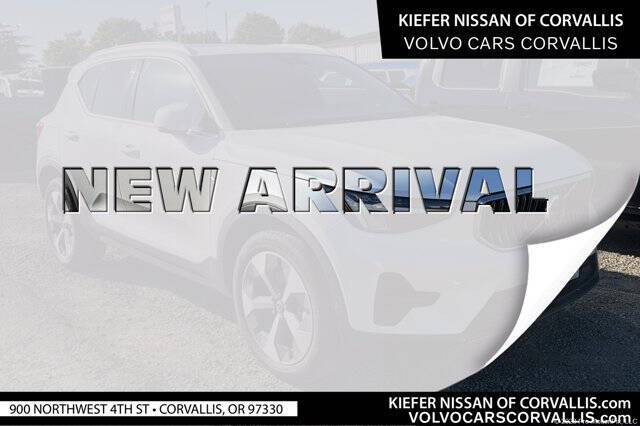 2025 Volvo XC40 B5 Core Bright Theme