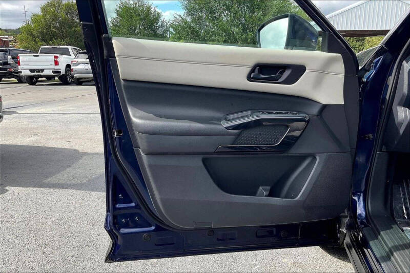 2023 Nissan Pathfinder SV