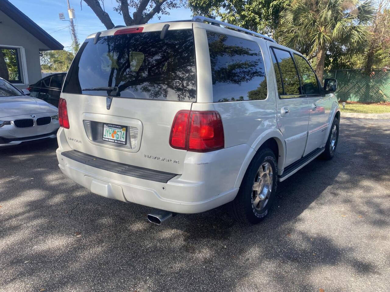 2005 Lincoln Navigator  - $8,750
