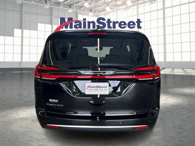 2027 Chrysler Pacifica Select