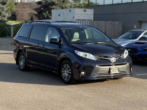 2019 Toyota Sienna XLE 7-Passenger Auto Access Seat
