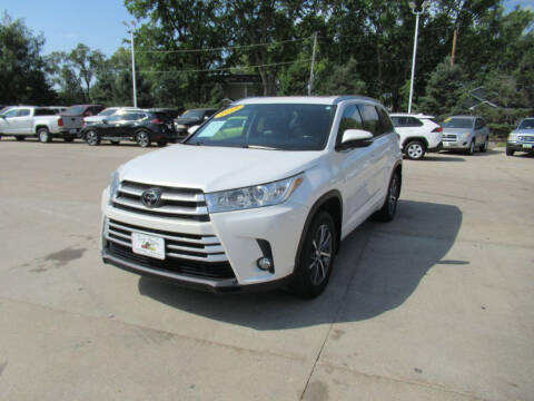 2018 Toyota Highlander for sale at Aztec Motors in Des Moines IA