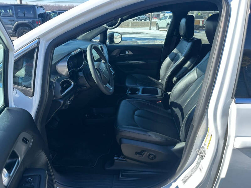 2025 Chrysler Pacifica Select