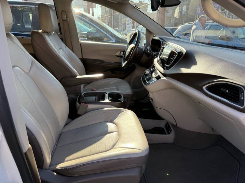 2018 Chrysler Pacifica Touring L photo 18