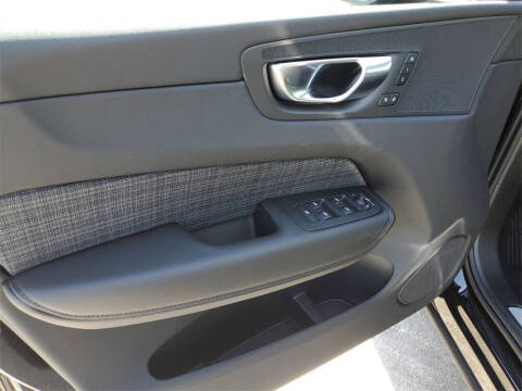 2025 Volvo XC60 B5 Core Dark Theme