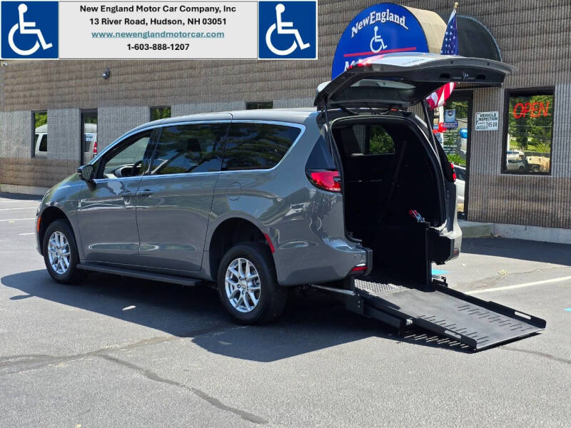 2025 Chrysler Pacifica Select's photo