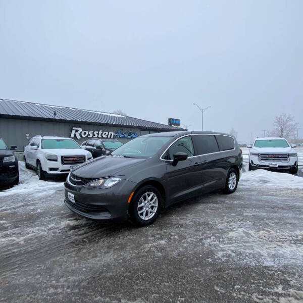 2017 Chrysler Pacifica Touring's photo