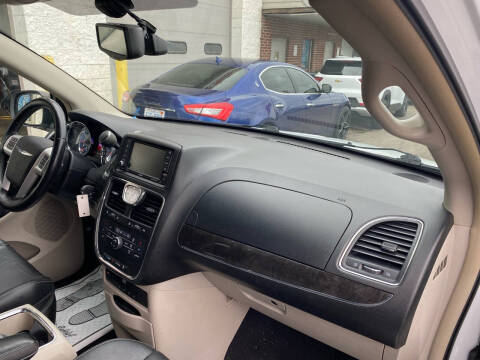 2014 Chrysler Town and Country Touring-L