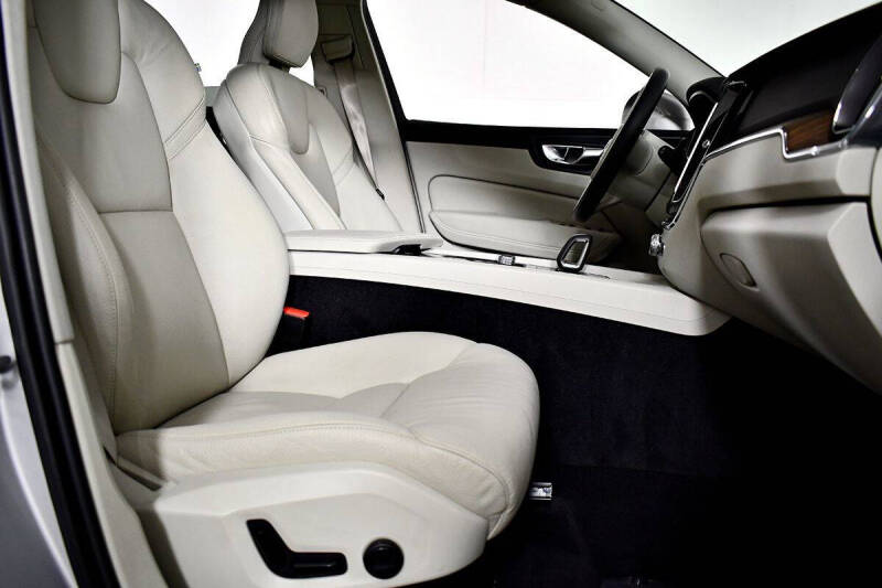 2022 Volvo XC60 B5 Momentum