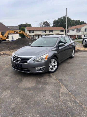 2015 Nissan Altima for sale at Hernandez Auto Sales in Pawtucket RI