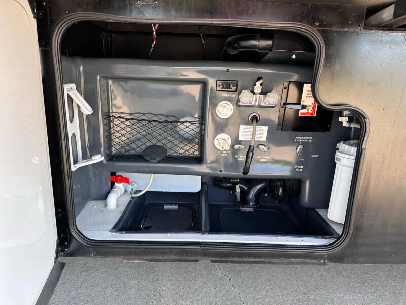 2014 Fleetwood Discovery 40e 380 Cummins Diesel, 1.5 BATH