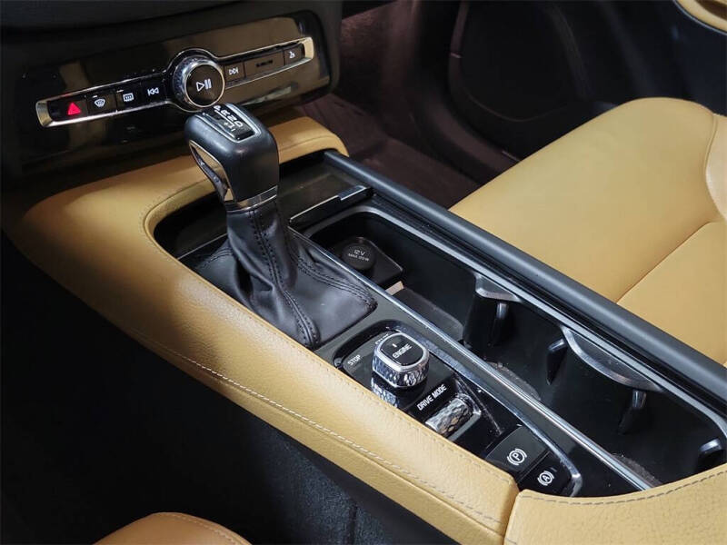 2017 Volvo XC90 T6 Momentum