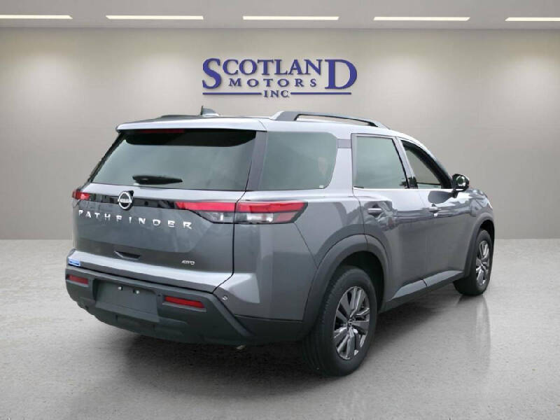 2025 Nissan Pathfinder SV